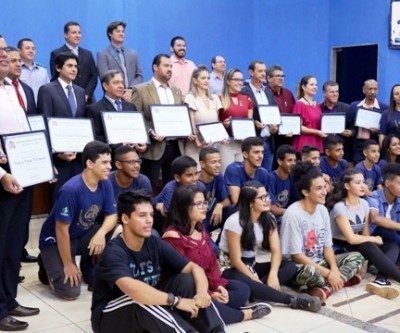 Sessão solene homenageia vice-prefeito e outras personalidades do município