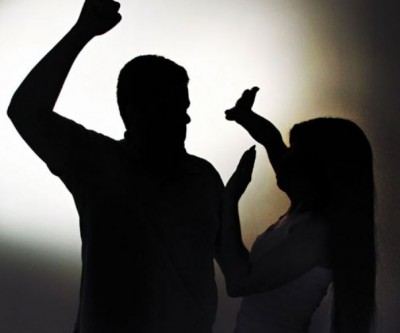 Aceitou carona de amigo e foi agredida a socos pelo marido enciumado