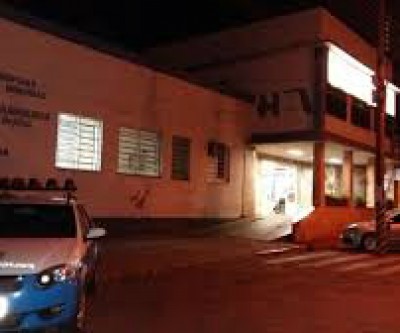 Mulher escapa da morte; amigo é baleado no peito no bairro Vila Haro 