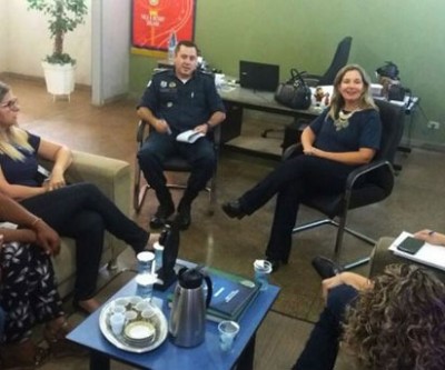 Comandante da PM recebe profissionais de assistência social para discutir problema da população em situação de rua