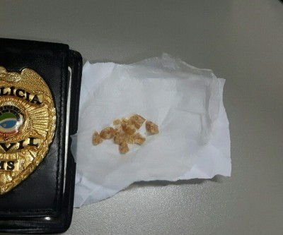 Para despistar, adolescente escondia pedras de crack em pote de tempero