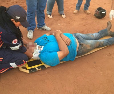 Acidente entre carro e moto deixa uma pessoa ferida 