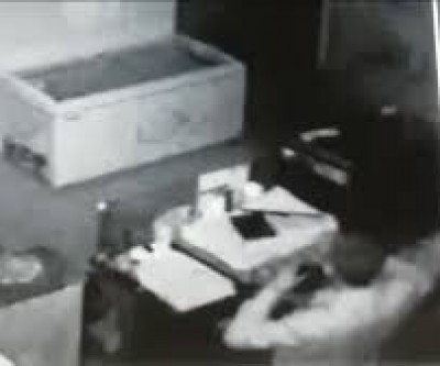 Câmera mostra momento em que ladrão arromba e invade loja de confecções