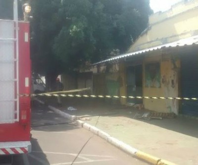 Bombeiros apagam fogo em comércio desativado na área central 