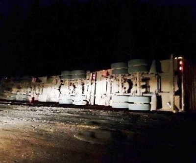 Motorista fica preso às ferragens após tombar carreta na BR-262