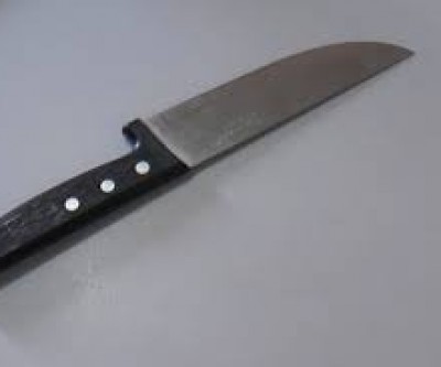 Mulher armada com faca e cabos de vassoura coloca marido “pra correr” no bairro Vila Haro