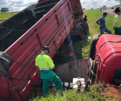 Carreta invade canteiro central e bate em túnel na Rondon de Castilho