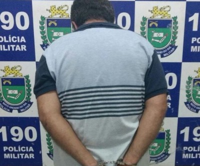 Homem é flagrado se masturbando em frente de escola no bairro Santa Luzia 