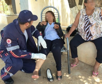 Mulher em Honda Biz se assusta com carro e cai da moto 