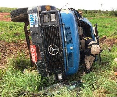 Caminhoneiro “nasce de novo” em capotamento na BR-158