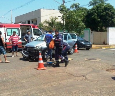 Leitor flagra acidente entre dois carros no bairro Vila Nova 