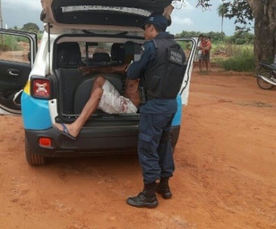 Motorista supostamente embriagado bate em poste no bairro Jardim das Violetas 
