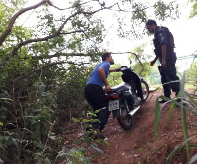 Denúncia leva polícia até moto abandonada em “buracão”