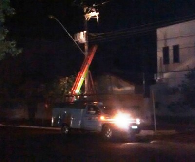 Com ventania, transformador entra em curto e cabo elétrico se rompe