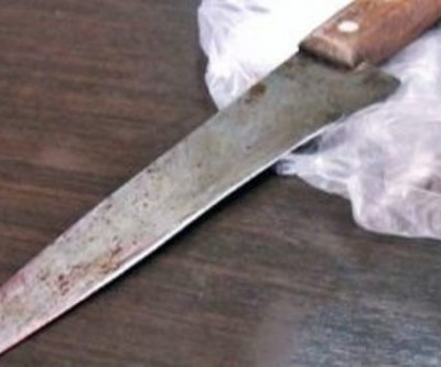 Casal briga e mulher se esconde no quintal para agredir companheiro com faca