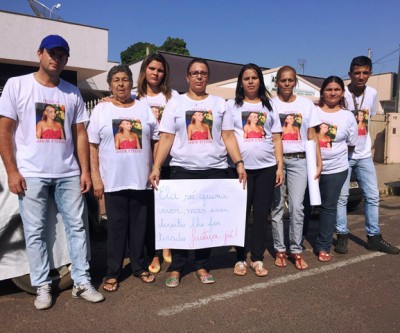 Família protesta na frente do Fórum; julgamento de padrasto que matou cabeleireira deve durar um dia 