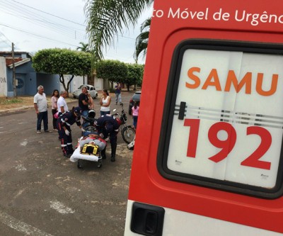 Motociclista é arremessado após impacto contra carro no Interlagos 