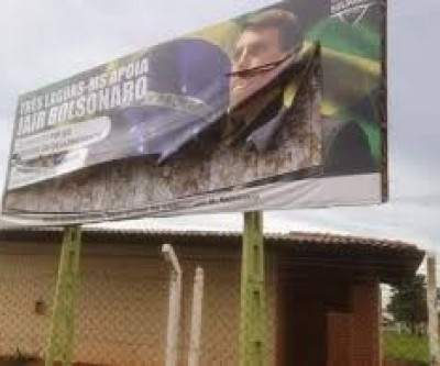 “Demos uma facadinha, já que não pega fogo”, diz universitário sobre vandalismo em placa do Bolsonaro