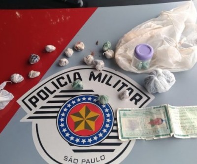 Homem é preso após PM descobrir drogas escondidas em medidor de energia