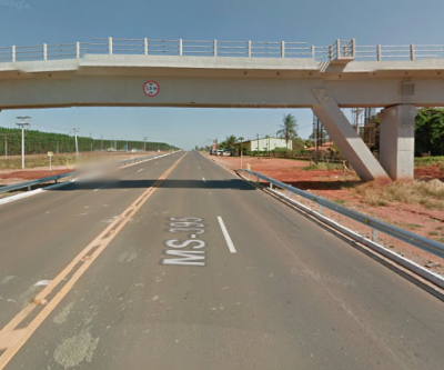 Caminhão carregado com máquina agrícola bate e danifica viaduto do contorno ferroviário 
