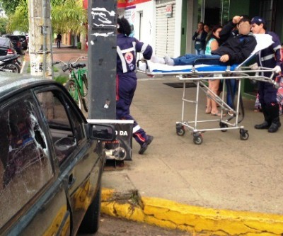 Mais um motociclista “voa” por cima de carro em acidente