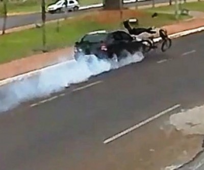 Câmera de segurança grava violenta colisão na Avenida Rosário Congro 