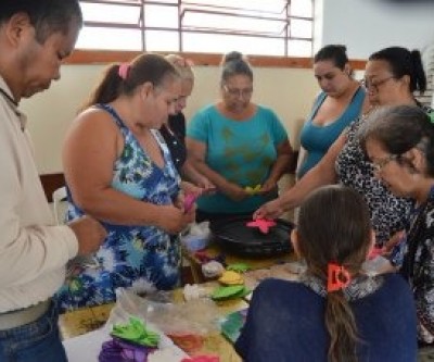 Pacientes do CAPS II de Três Lagoas participam de curso de artesanato de flores