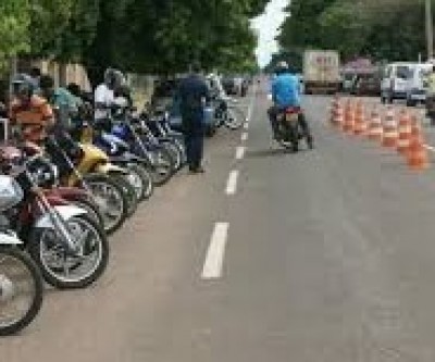 Jovem foge de blitz e tem moto apreendida no bairro JK