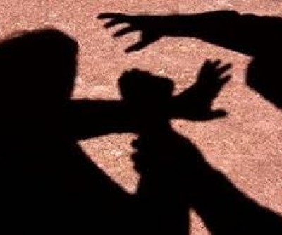 Durante briga, mulher esfrega boletim de ocorrência no rosto de mulher 