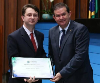 Deputado Eduardo Rocha entrega título e comendas a personalidades sul-mato-grossenses