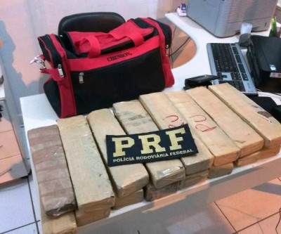 Pintor que viajava em ônibus é preso com 15 Kg de maconha 