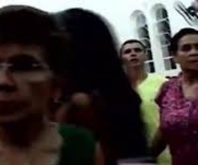 Para escapar da morte, mulher se refugia dentro de igreja 