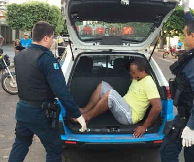 Homem bêbado sai de churrasco, cai de moto, dorme na rua e acaba preso 