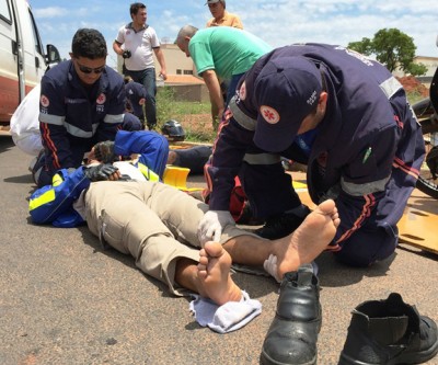 Acidente entre duas motos deixa motociclista com fraturas