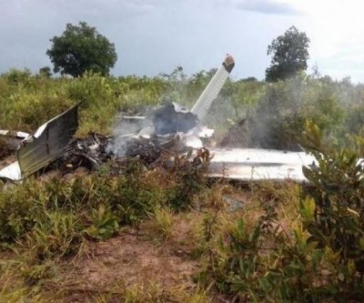 Destroços de avião são recolhidos de local da queda pela Polícia Civil