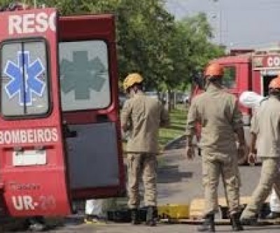 Acidente entre moto e carro deixa uma pessoa ferida