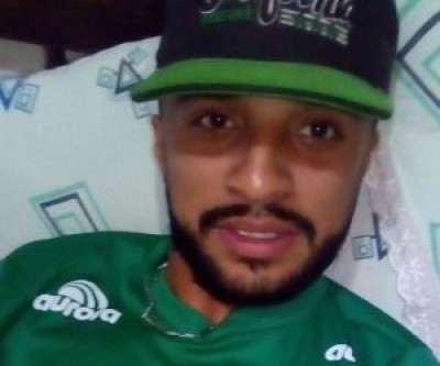 Time Ipanema homenageia motociclista que morreu ao cair em buraco