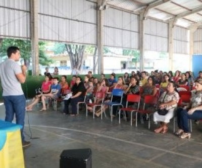Pais, alunos e professores prestigiam palestra sobre depressão e suicídio 