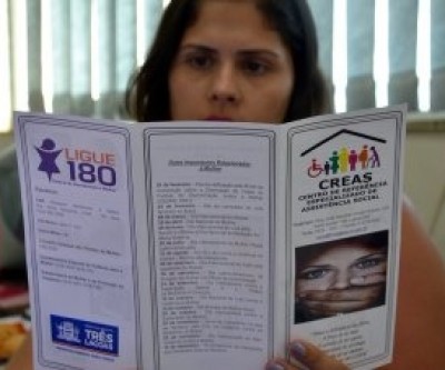 Secretaria promove panfletagem de conscientização de direitos das mulheres