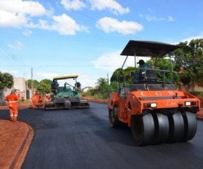 Ruas do Bairro Vila Alegre começam a receber asfalto após conclusão de obra de drenagem