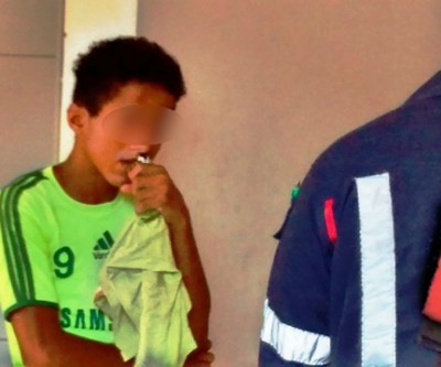 Durante briga, irmã dá mordida no irmão