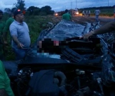 Carregamento de eucalipto cai sobre veículo e fere duas pessoas na BR-262