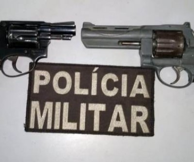 Armas são apreendidas com homem que tentou atirar contra grupo de amigos em choperia
