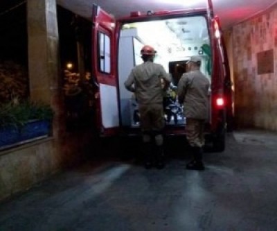 Caminhão atinge veículo de passeio e deixa cinco feridos na BR-262