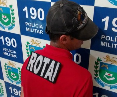 Embriagado, homem ameaça família com faca