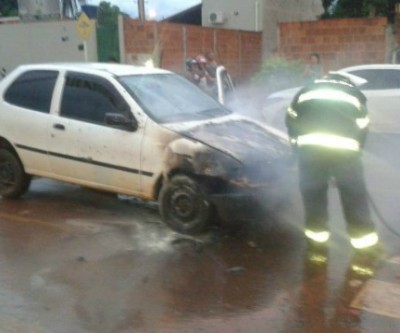 Bombeiros são acionados para ocorrência de veículo em chamas