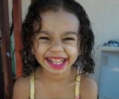 Pais de menina que amputou perna após acidente pedem ajuda para cadeira de rodas