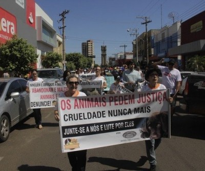 Passeata contra maus tratos de animais é realizada em Três Lagoas