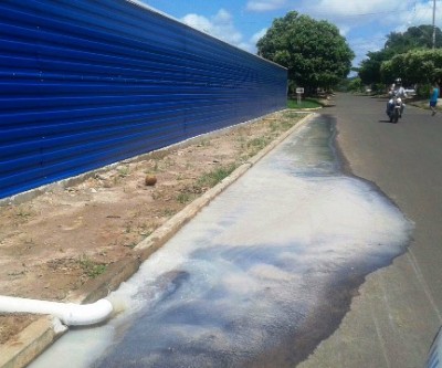 Construtora joga água suja na rua que cai livremente na Lagoa Maior 