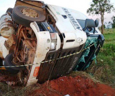 Caminhão tanque sai da pista e tomba às margens da MS-112 